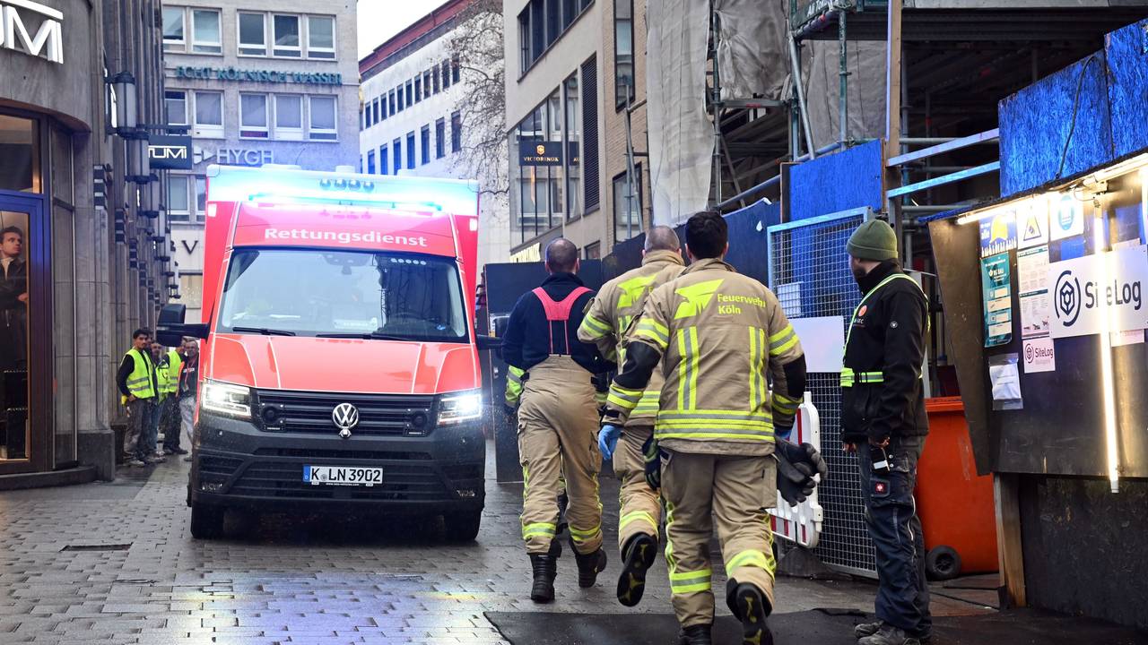 14.01.2026 Köln. Einsatz von Feuerwehr, Polizei und Rettungswagen auf der Baustelle Dom Hotel. Foto: Alexander Schwaiger