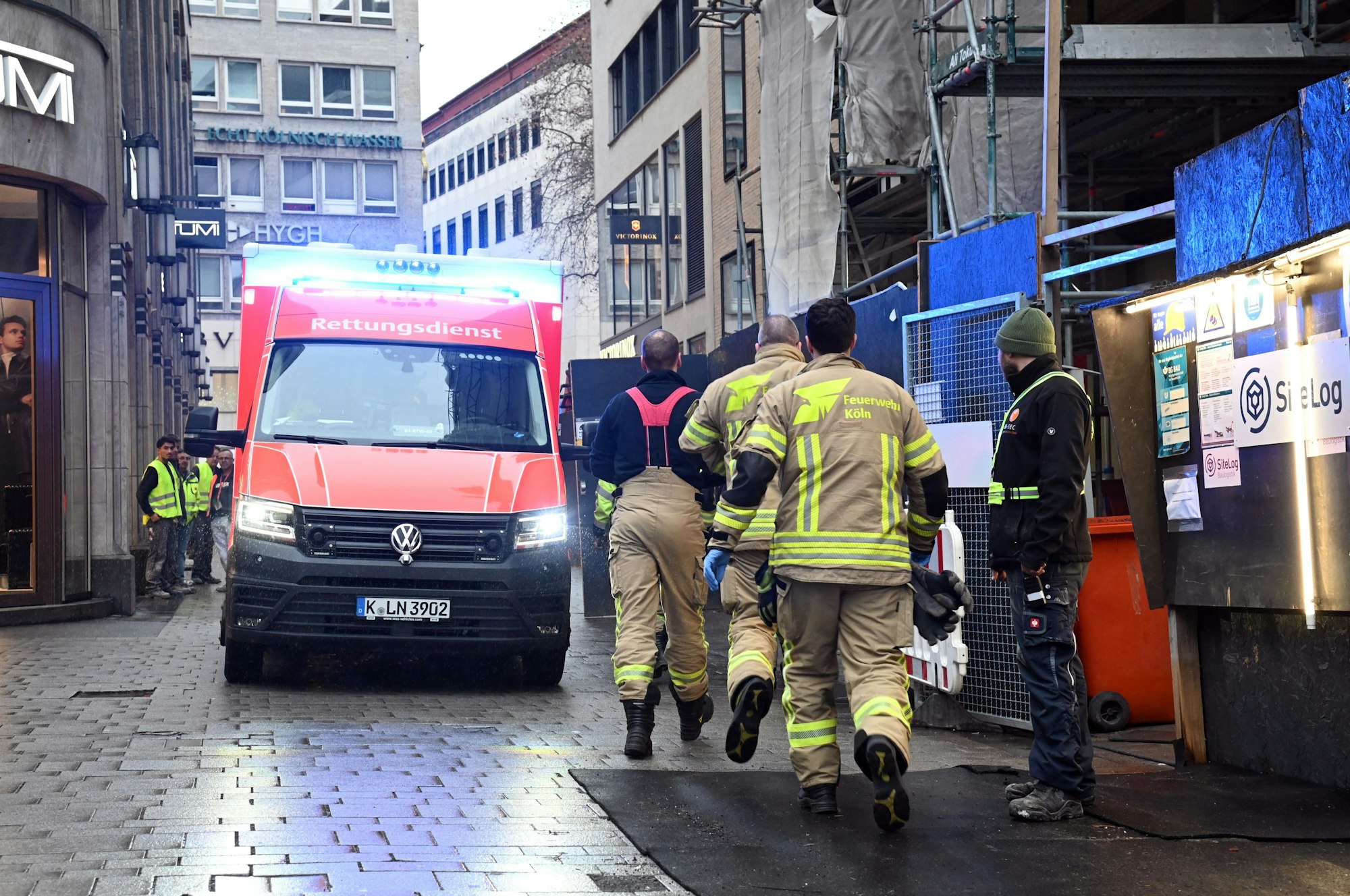 14.01.2026 Köln. Einsatz von Feuerwehr, Polizei und Rettungswagen auf der Baustelle Dom Hotel. Foto: Alexander Schwaiger