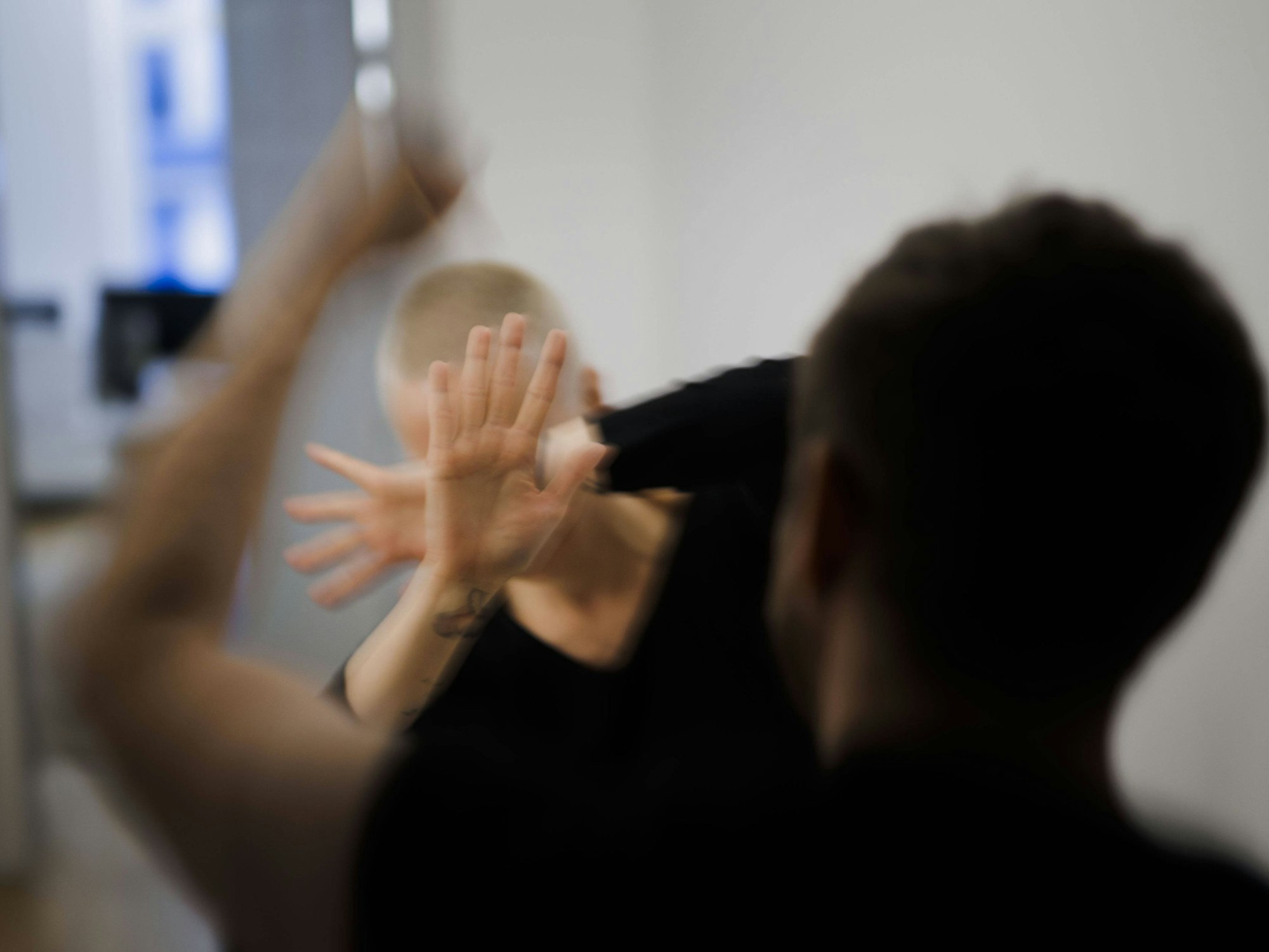 Gestellte Szene eines Raubüberfalls