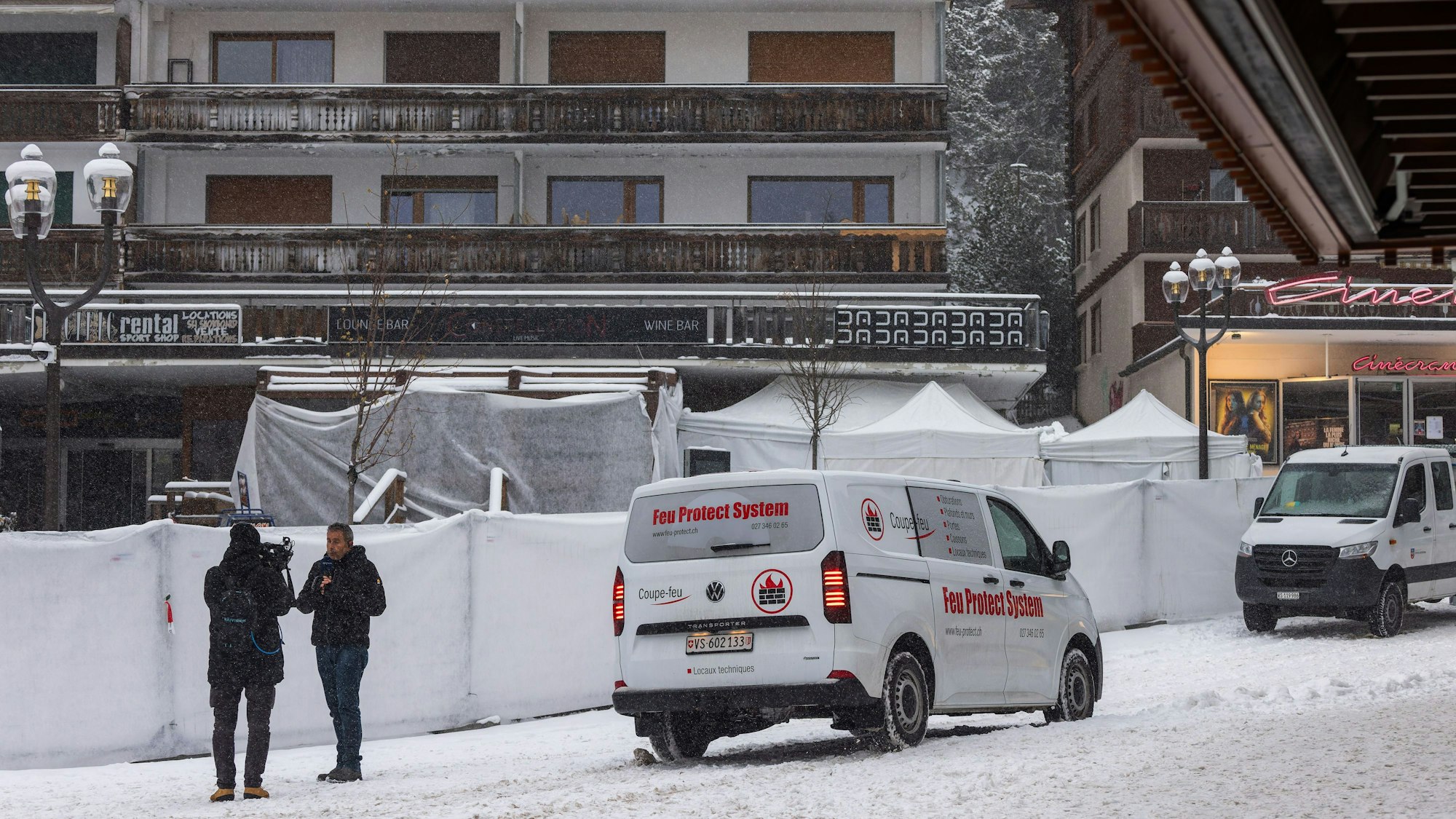 Nach dem Brand in der Bar „Le Constellation“ in der Silvesternacht ist die Anteilnahme mit den vielen Todesopfern, Verletzten und ihren Angehörigen groß.