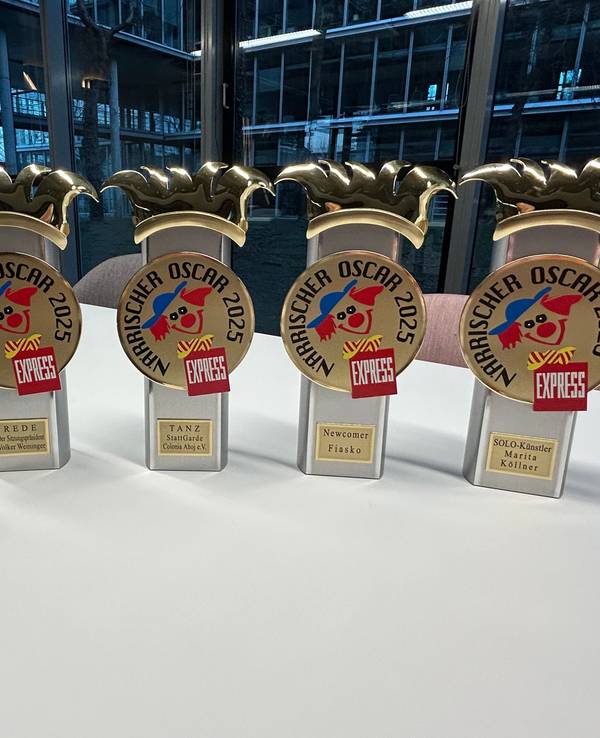 Die fünf Pokale für den Närrischen Oscar.