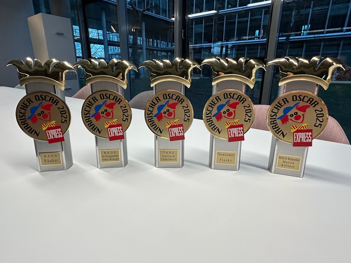 Die fünf Pokale für den Närrischen Oscar.