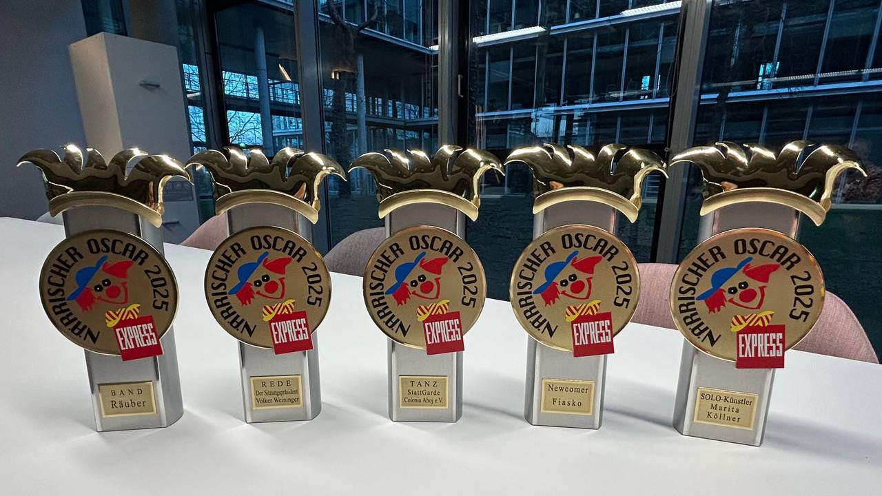 Die fünf Pokale für den Närrischen Oscar.