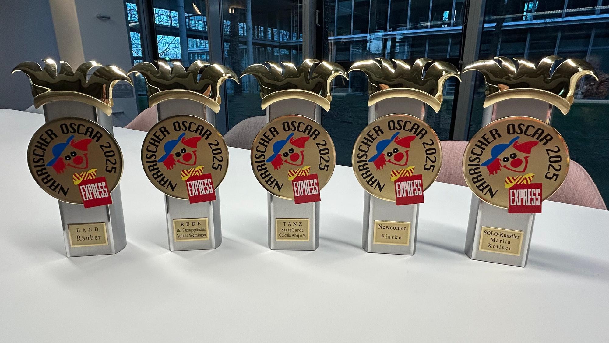 Die fünf Pokale für den Närrischen Oscar.
