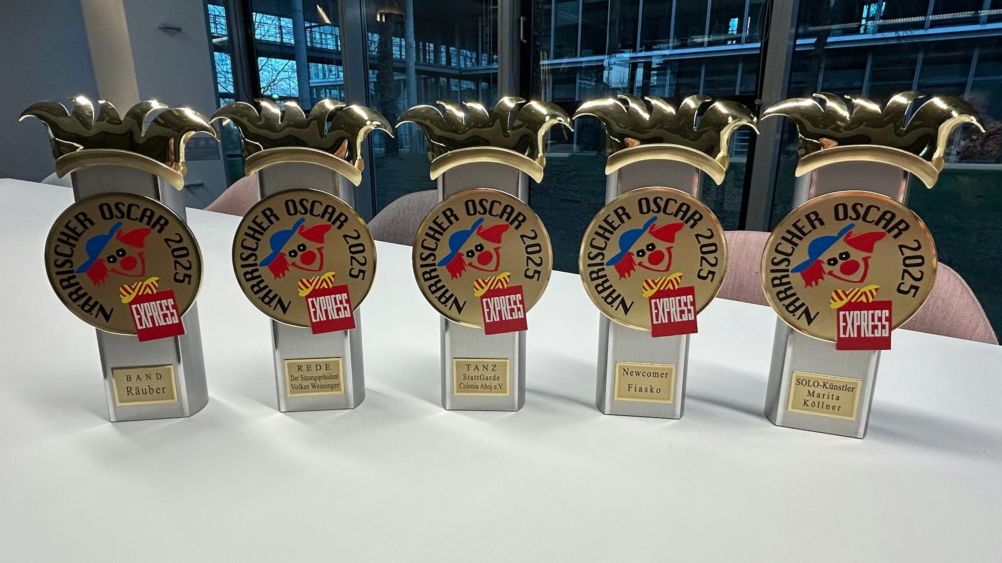 Die fünf Pokale für den Närrischen Oscar.