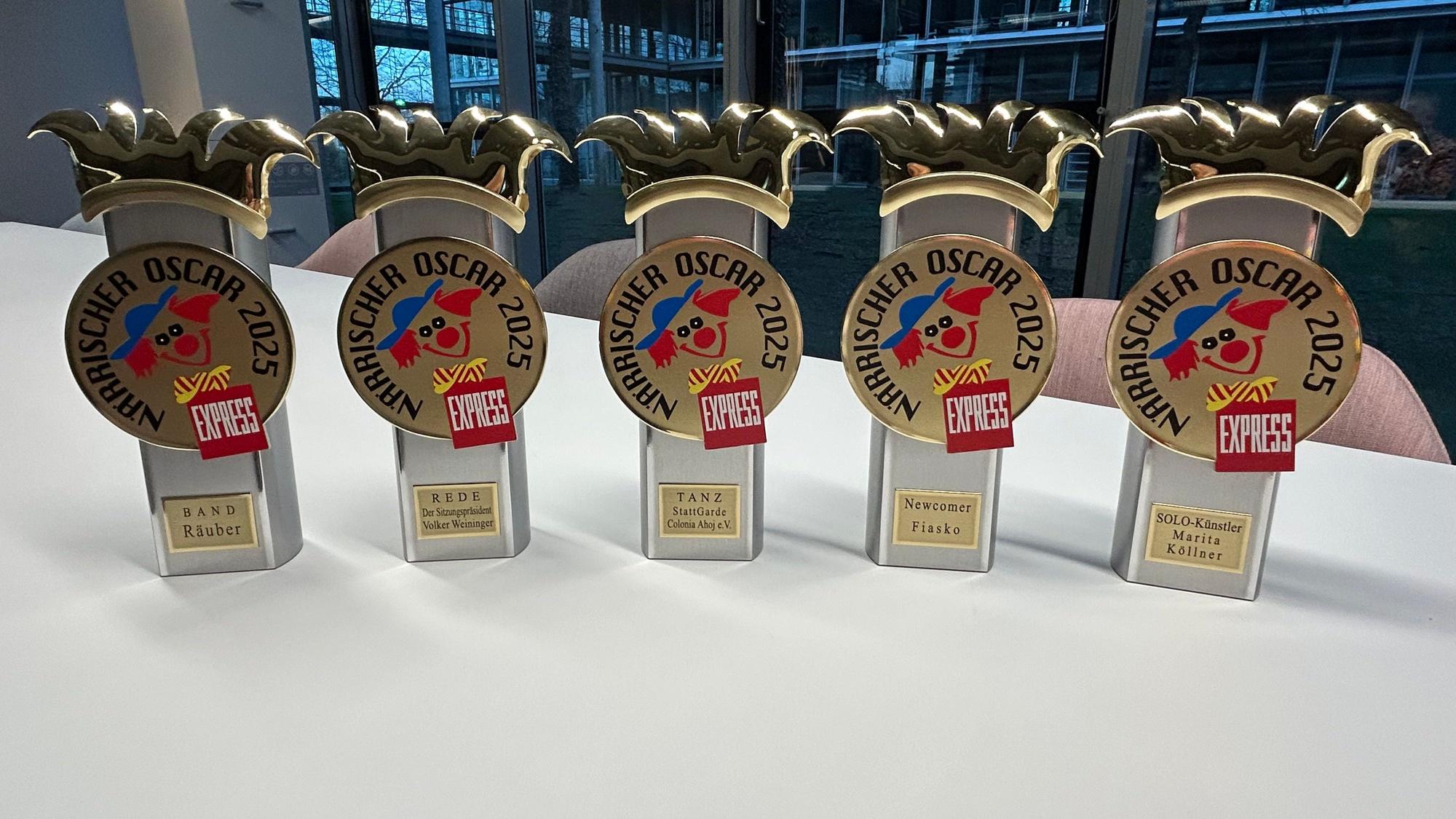 Die fünf Pokale für den Närrischen Oscar.
