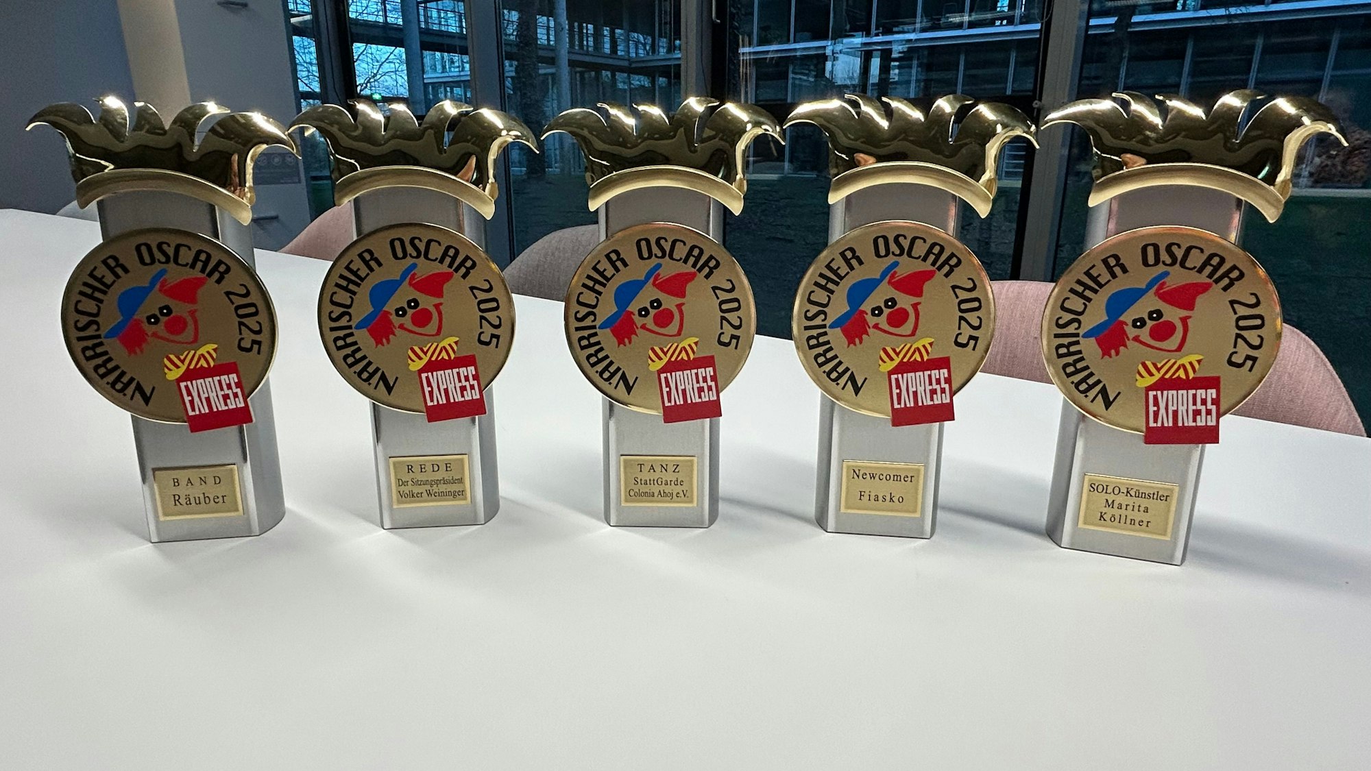 Die fünf Pokale für den Närrischen Oscar.