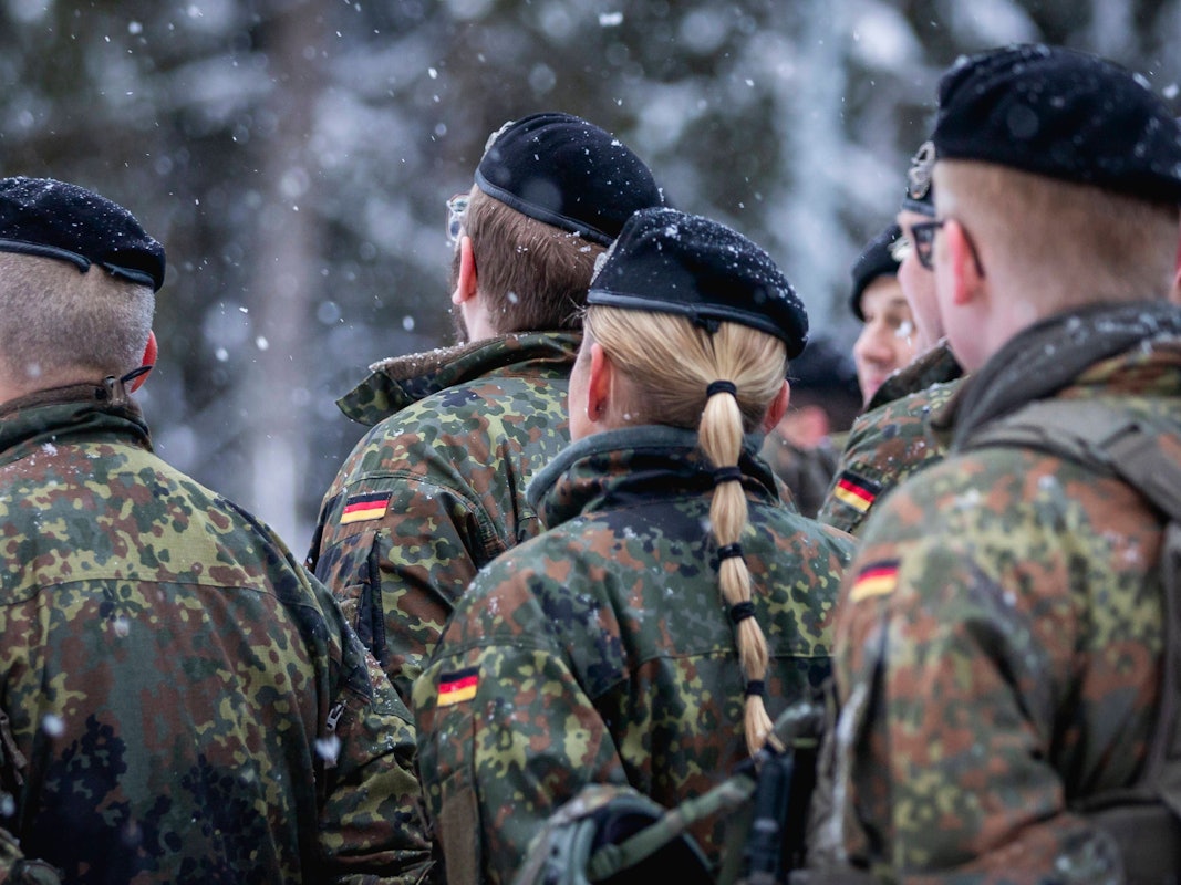 Bundeswehrsoldaten der Panzerbrigade Litauen stehen in einer Formation in Nemencine