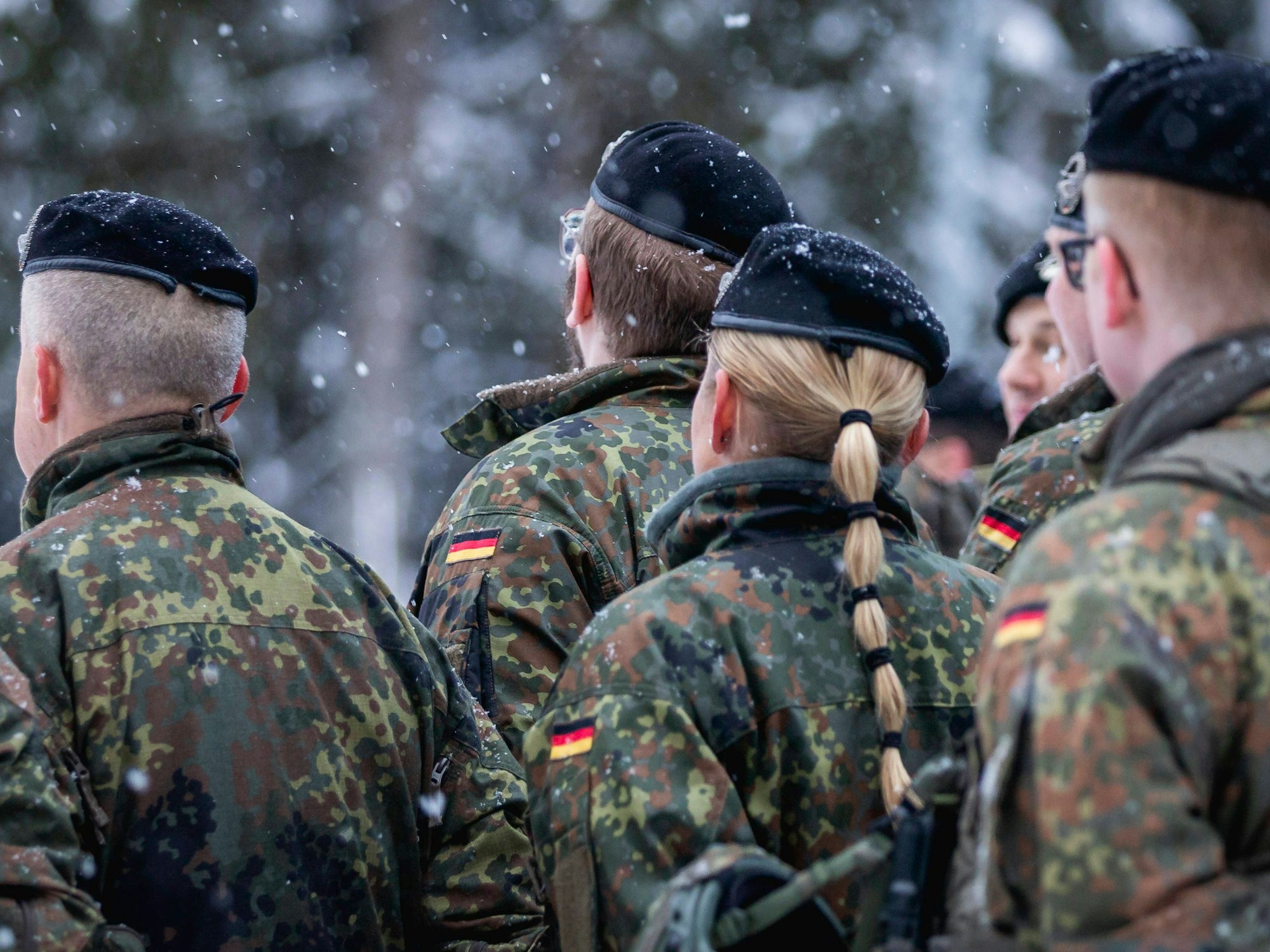 Bundeswehrsoldaten der Panzerbrigade Litauen stehen in einer Formation in Nemencine