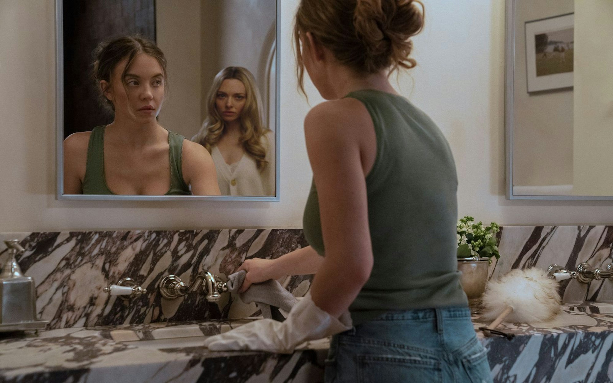 Immer unter Beobachtung: Millies (Sydney Sweeney, mit Amanda Seyfried) Job als Hausmädchen gestaltet sich ziemlich unangenehm. (Bild: Leonine)