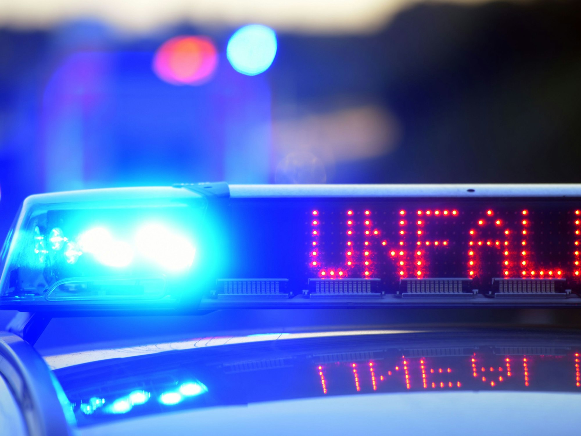 Zwei Fahrer werden bei einem Unfall auf der A57 schwer verletzt.