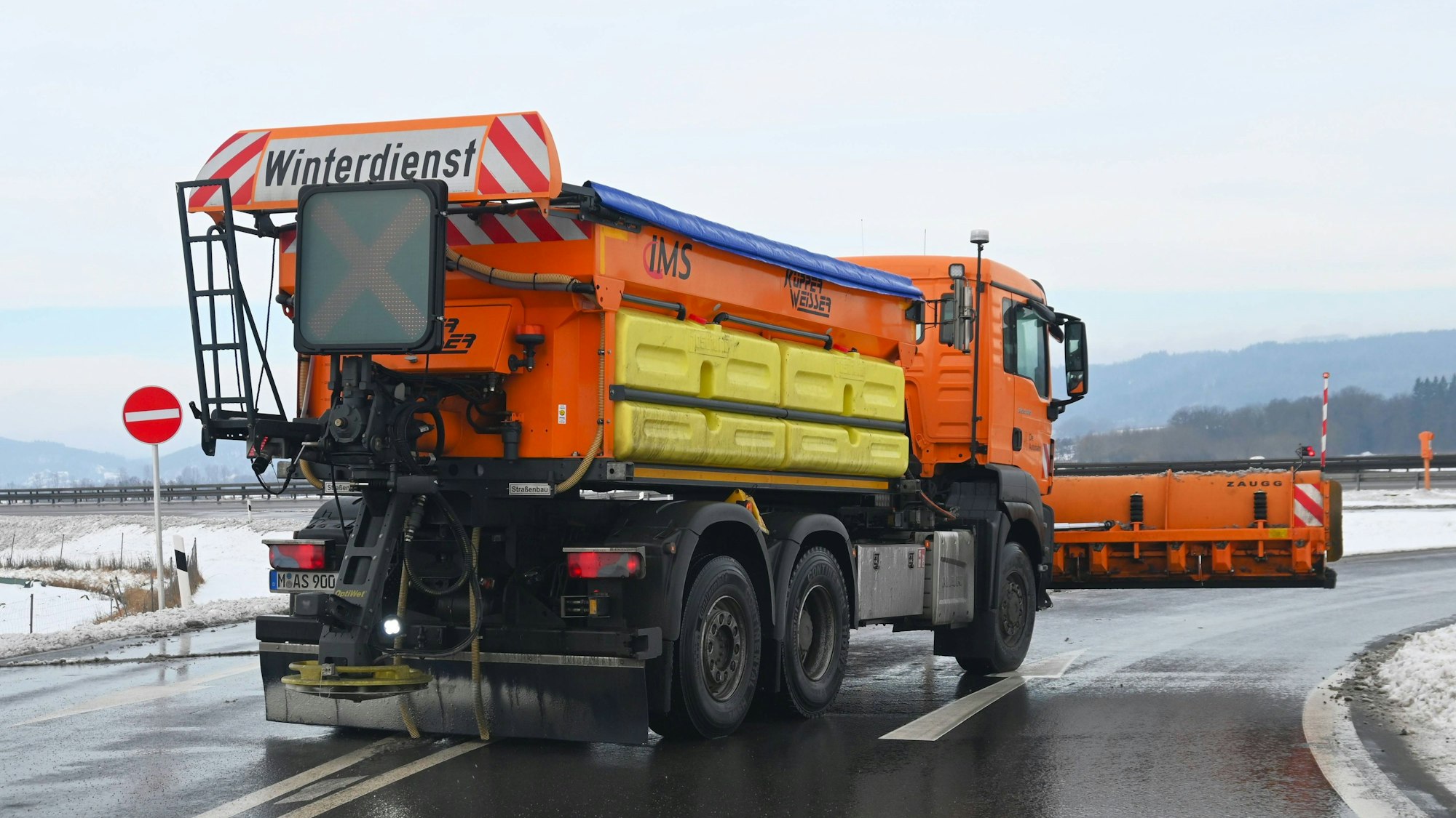 Winterdienstfahrzeug mit Schneepflug im Einsatz