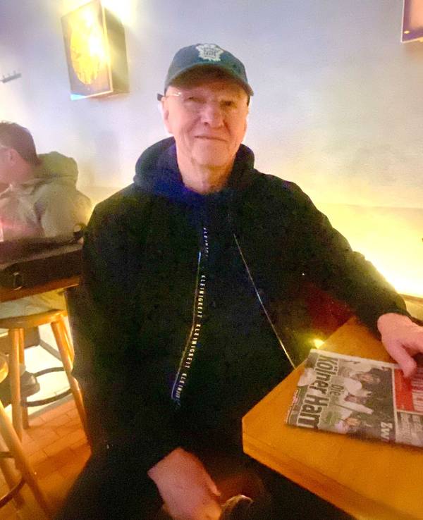 Kari Jalonen sitzt an einem Tisch in einer Sportsbar.