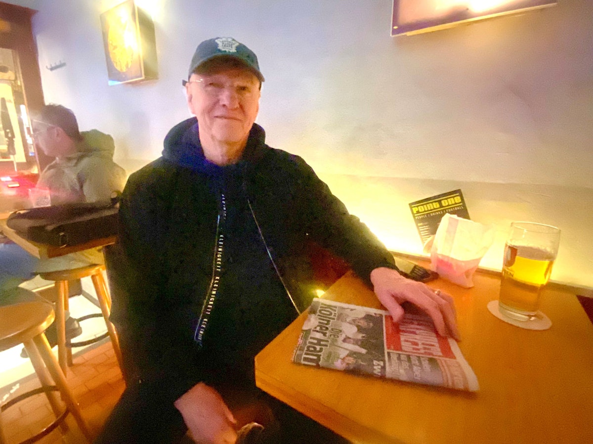 Kari Jalonen sitzt an einem Tisch in einer Sportsbar.