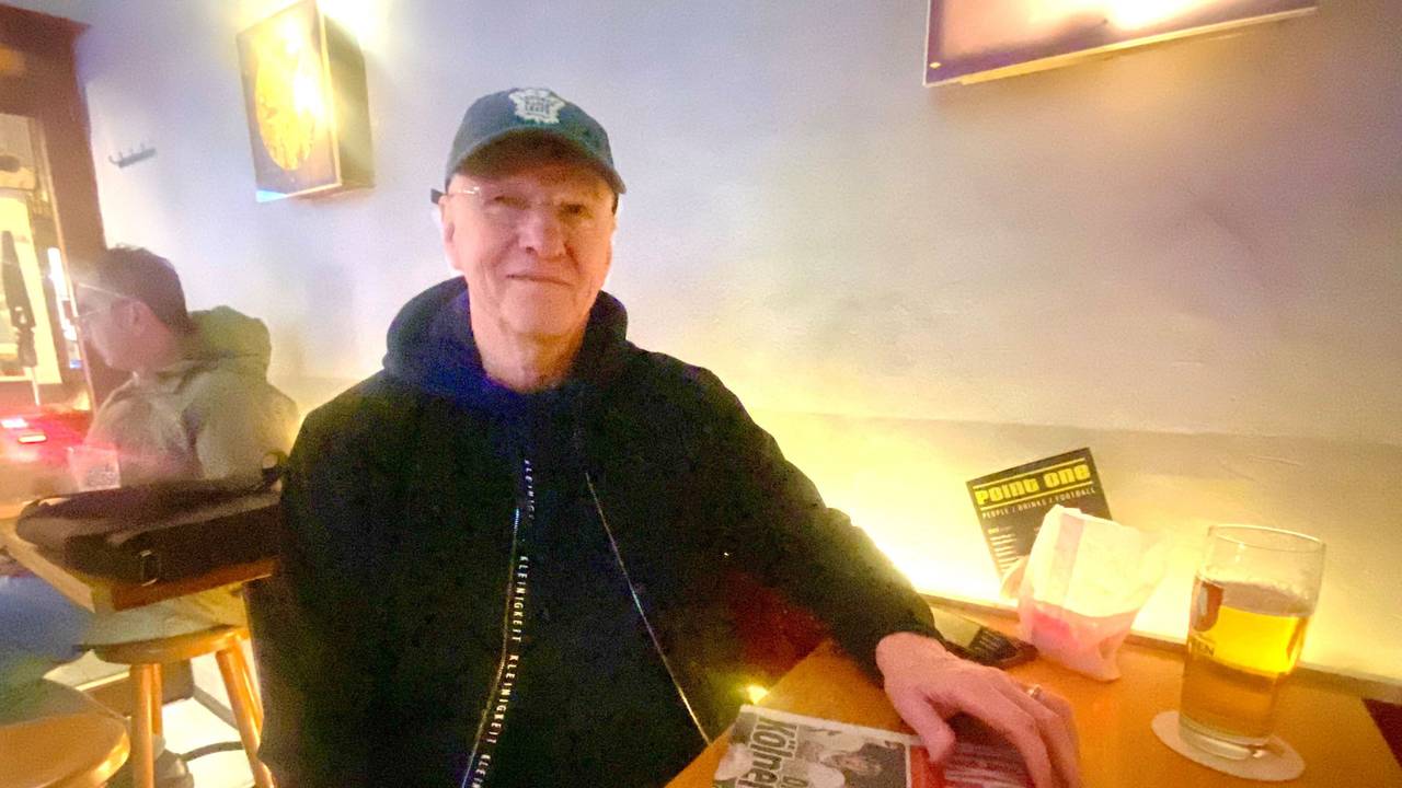 Kari Jalonen sitzt an einem Tisch in einer Sportsbar.