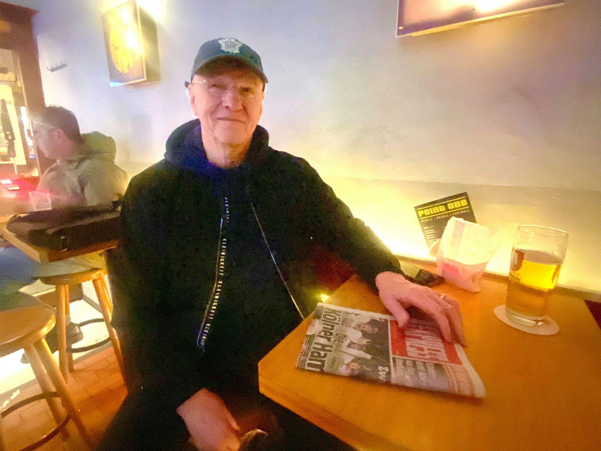 Kari Jalonen sitzt an einem Tisch in einer Sportsbar.