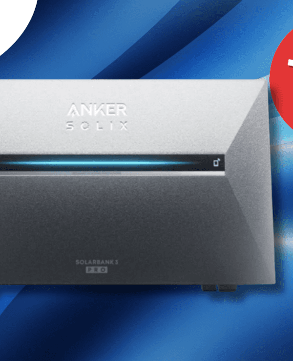 Ein Produktbild von der Anker Solarbank 3 vor einem blauen Hintergrund.