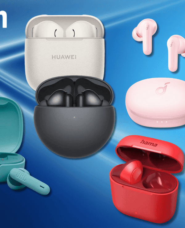 Verschiedene Kopfhörer von JBL, Huawei, Soundcore und Co. vor einem blauen Hintergrundbild.