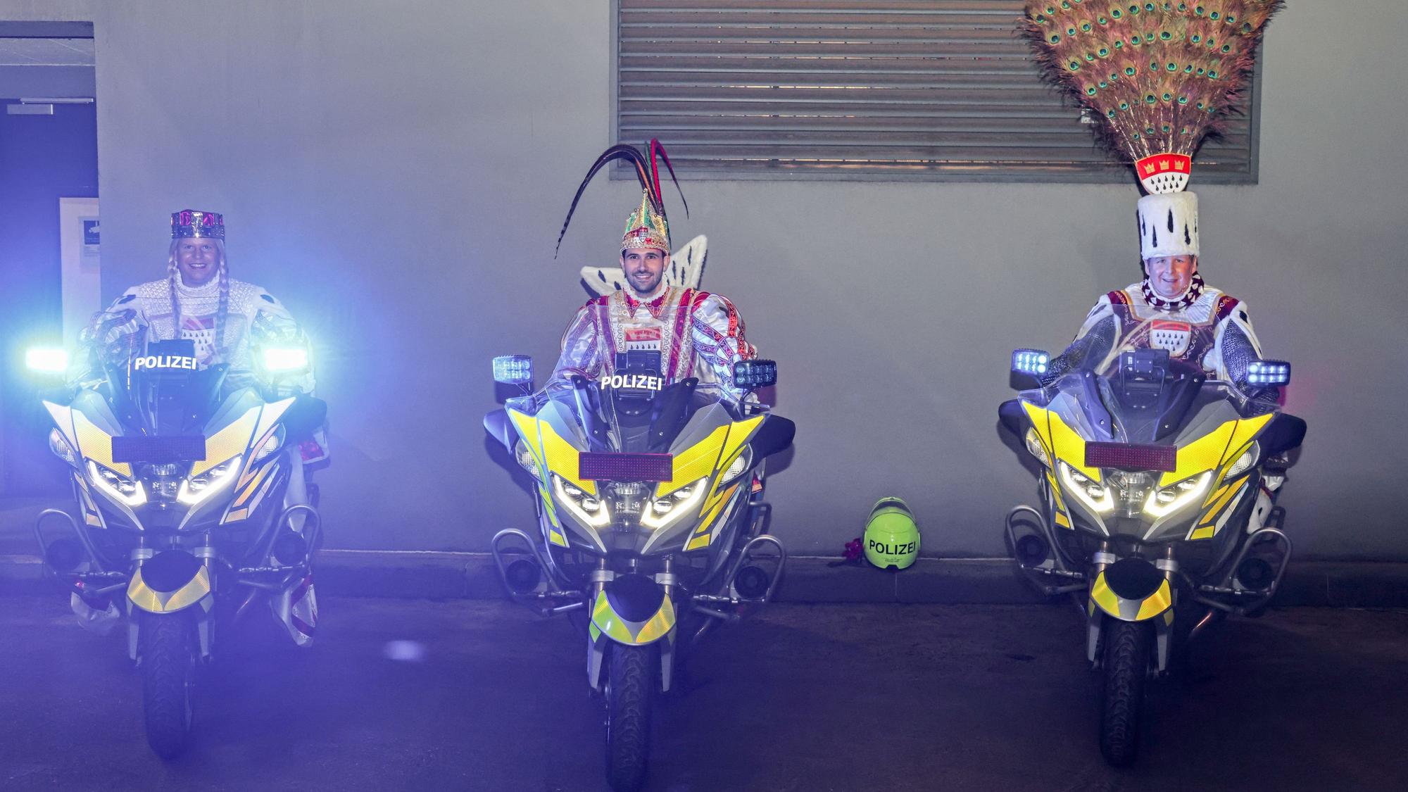 Das Dreigestirn auf Polizei-Motorrädern.