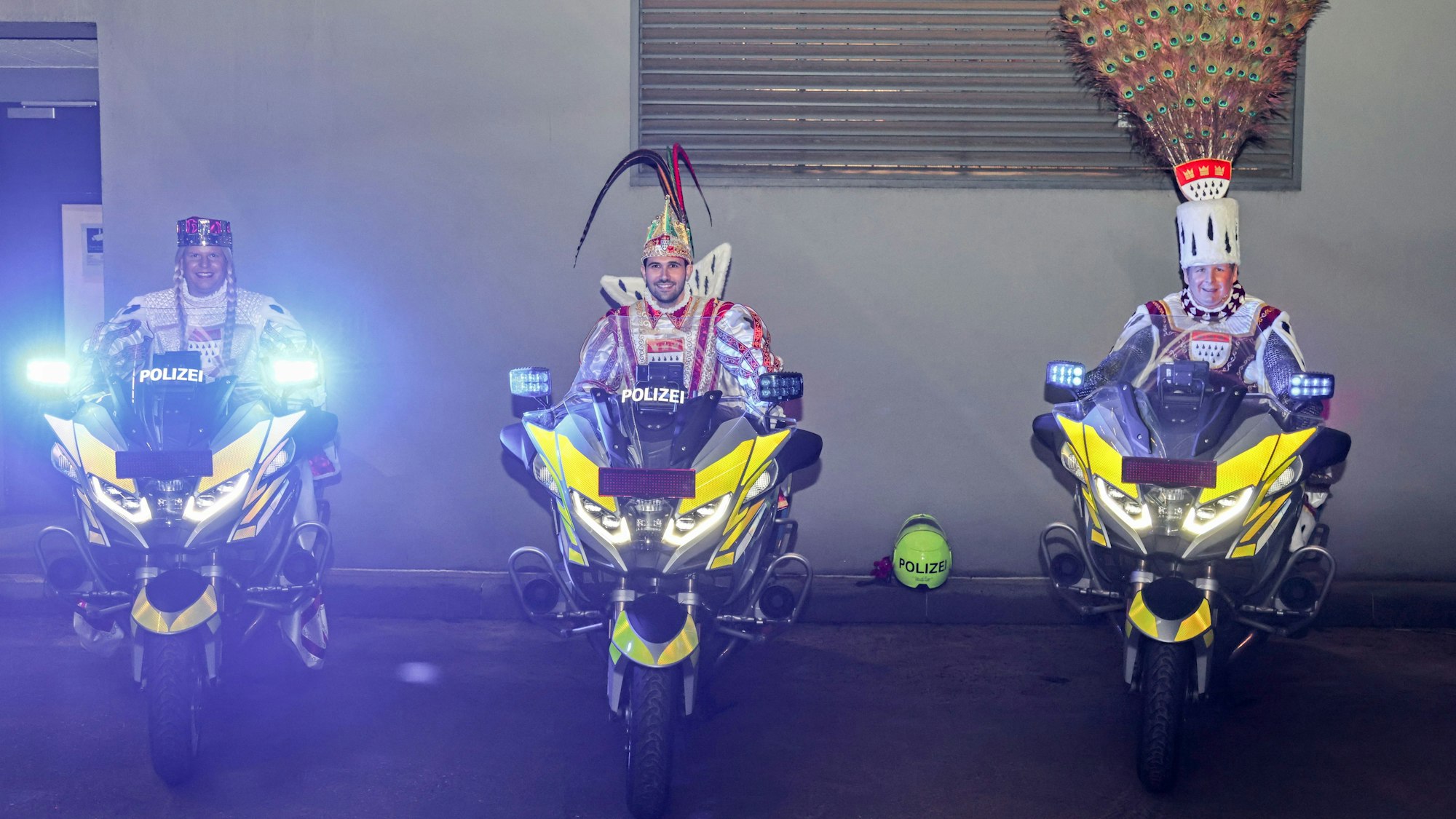 Das Dreigestirn auf Polizei-Motorrädern.