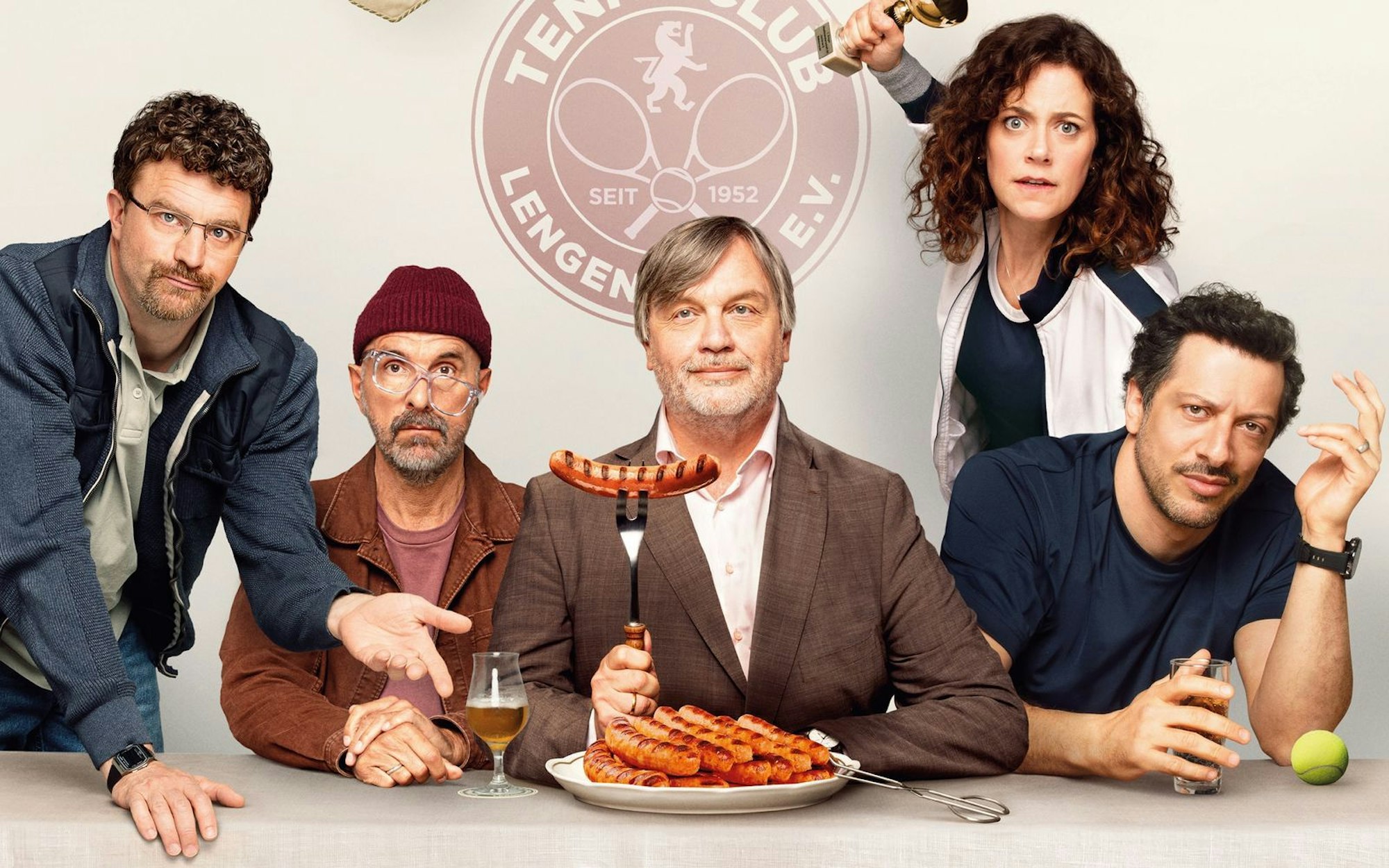 Kino-Adaption des gleichnamigen Theaterstücks: Friedrich Mücke, Christoph Maria Herbst, Hape Kerkeling, Anja Knauer und Fahri Yardim (von links) streiten um die „Extrawurst“. (Bild: Studiocanal GmbH)