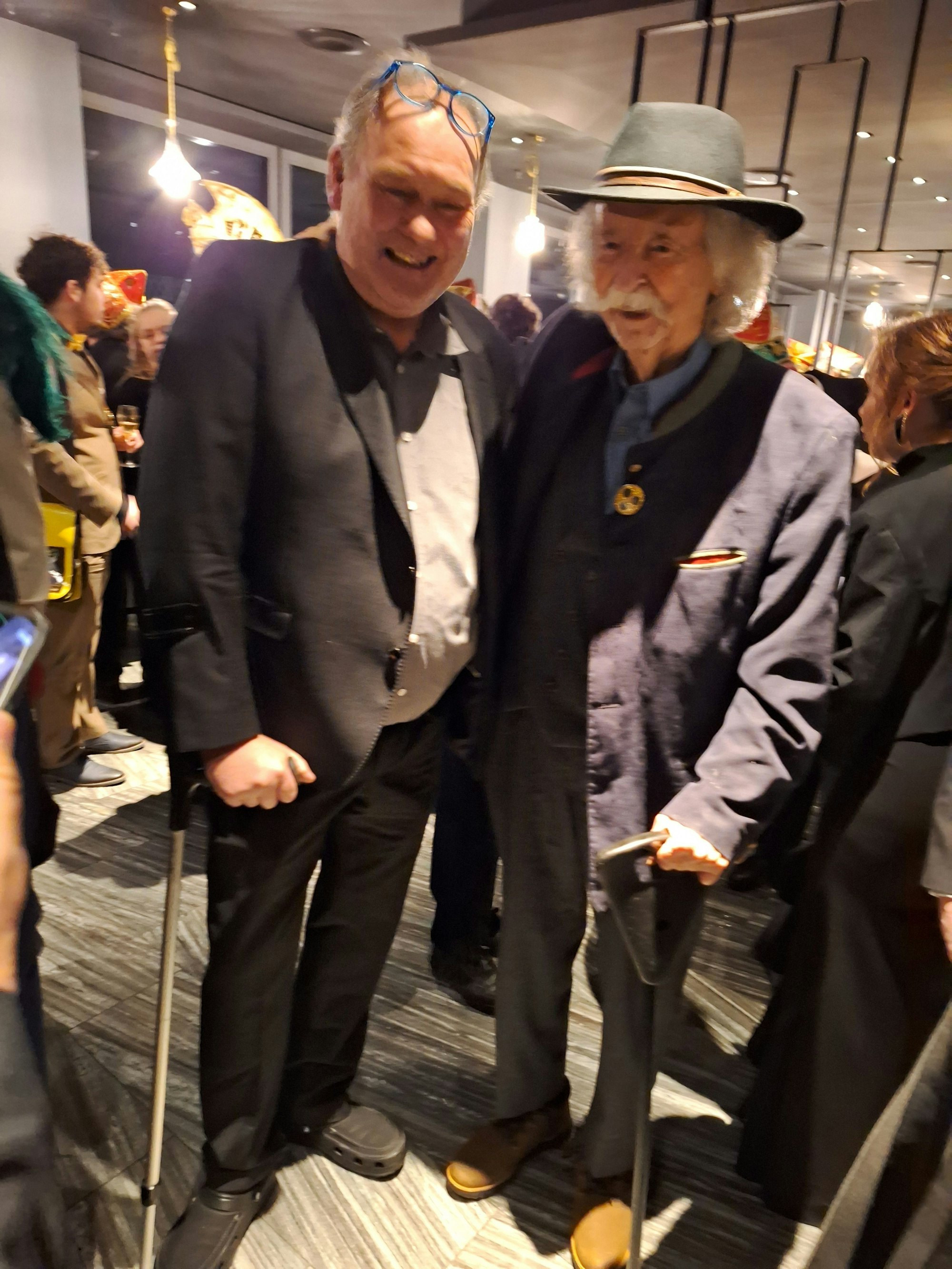 ZDF-Kulttrödler Walter Lehnertz (l.) und WDR-Legende Jean Pütz: beide gehen nach schweren Stürzen an Krücken.