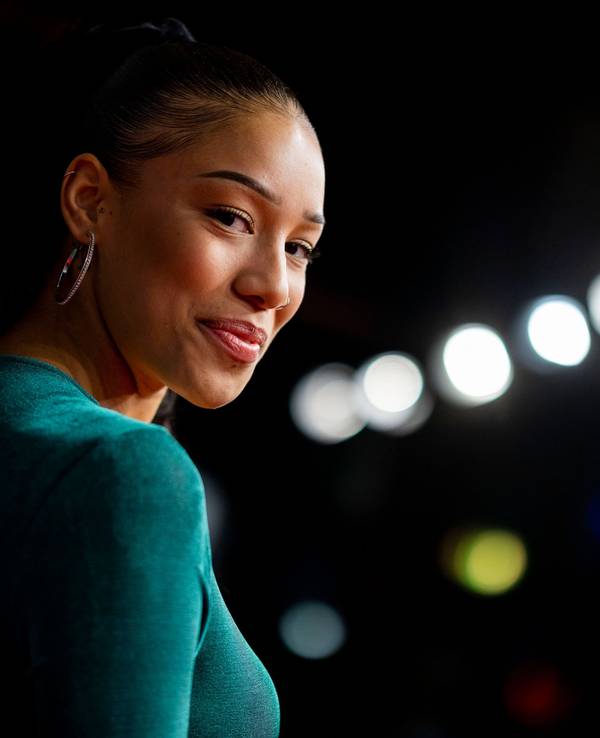 Vanessa Nwattu schaut verschmitzt zur Seite