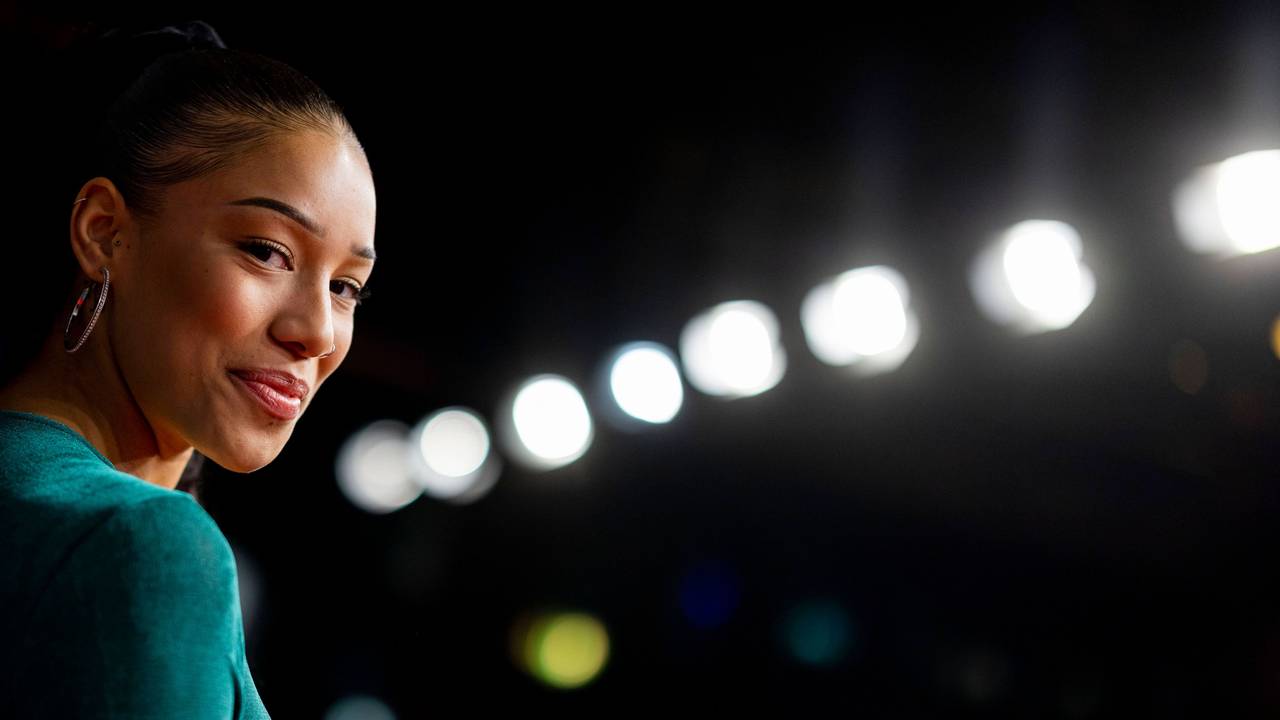 Vanessa Nwattu schaut verschmitzt zur Seite