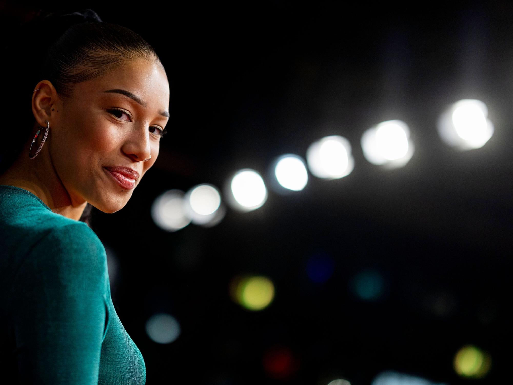 Vanessa Nwattu schaut verschmitzt zur Seite