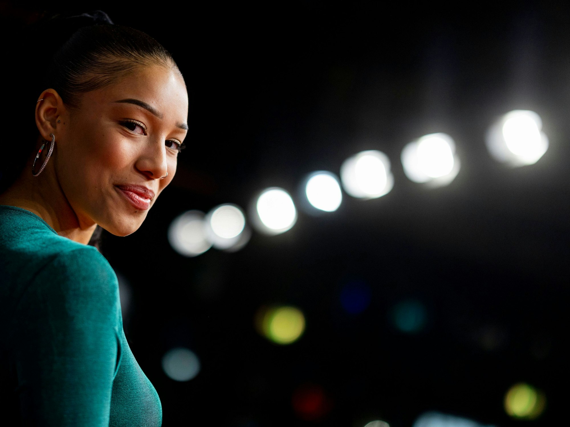 Vanessa Nwattu schaut verschmitzt zur Seite