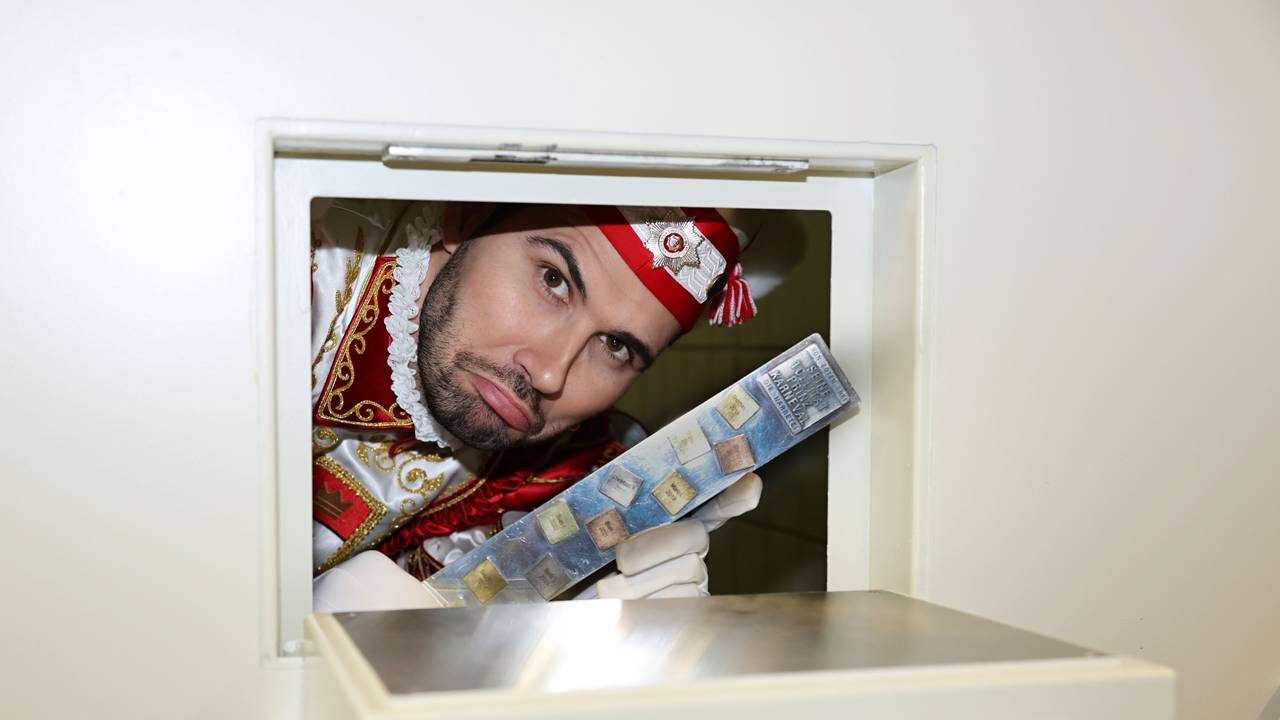 Prinz Niklas I. schaut aus einer Zelle des Polizeipräsidiums.