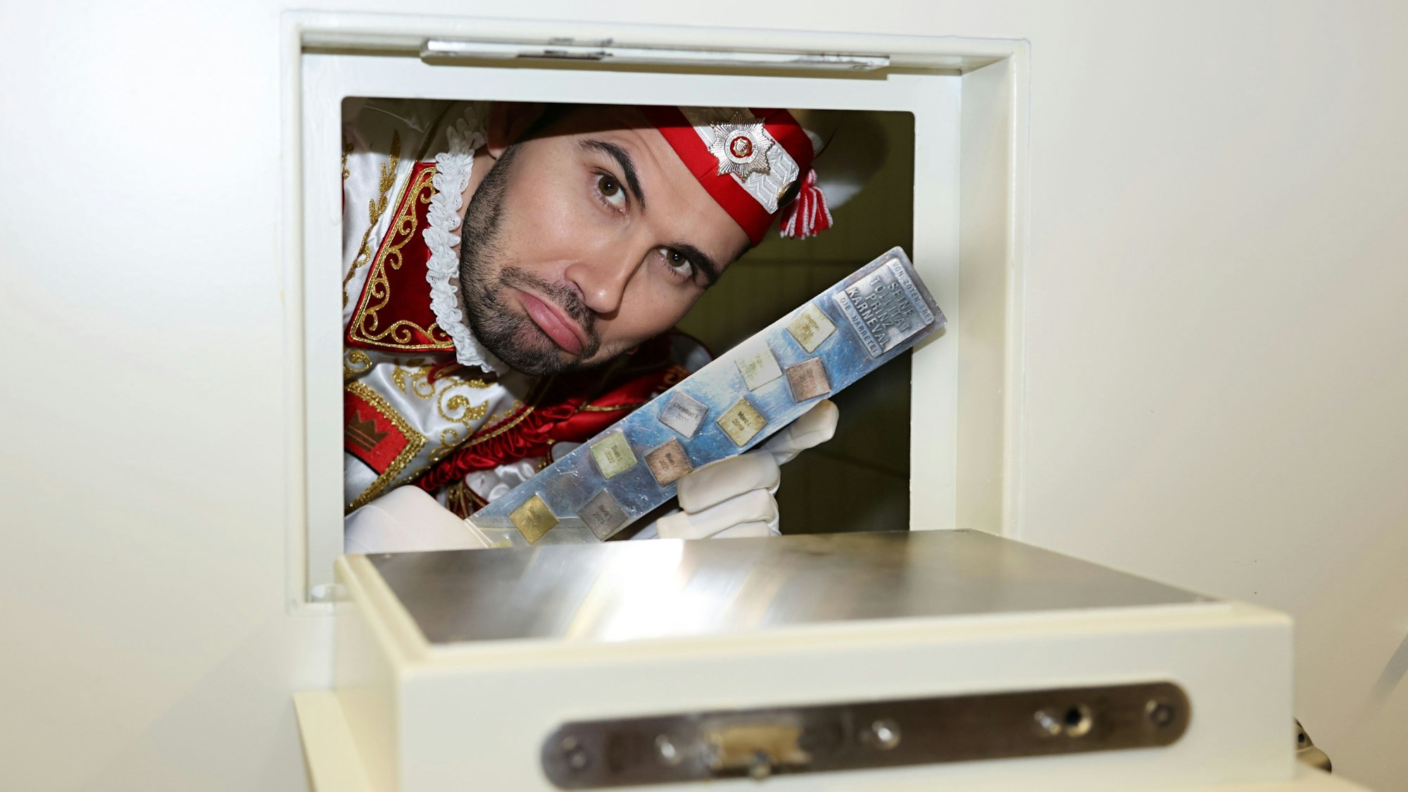 Prinz Niklas I. schaut aus einer Zelle des Polizeipräsidiums.