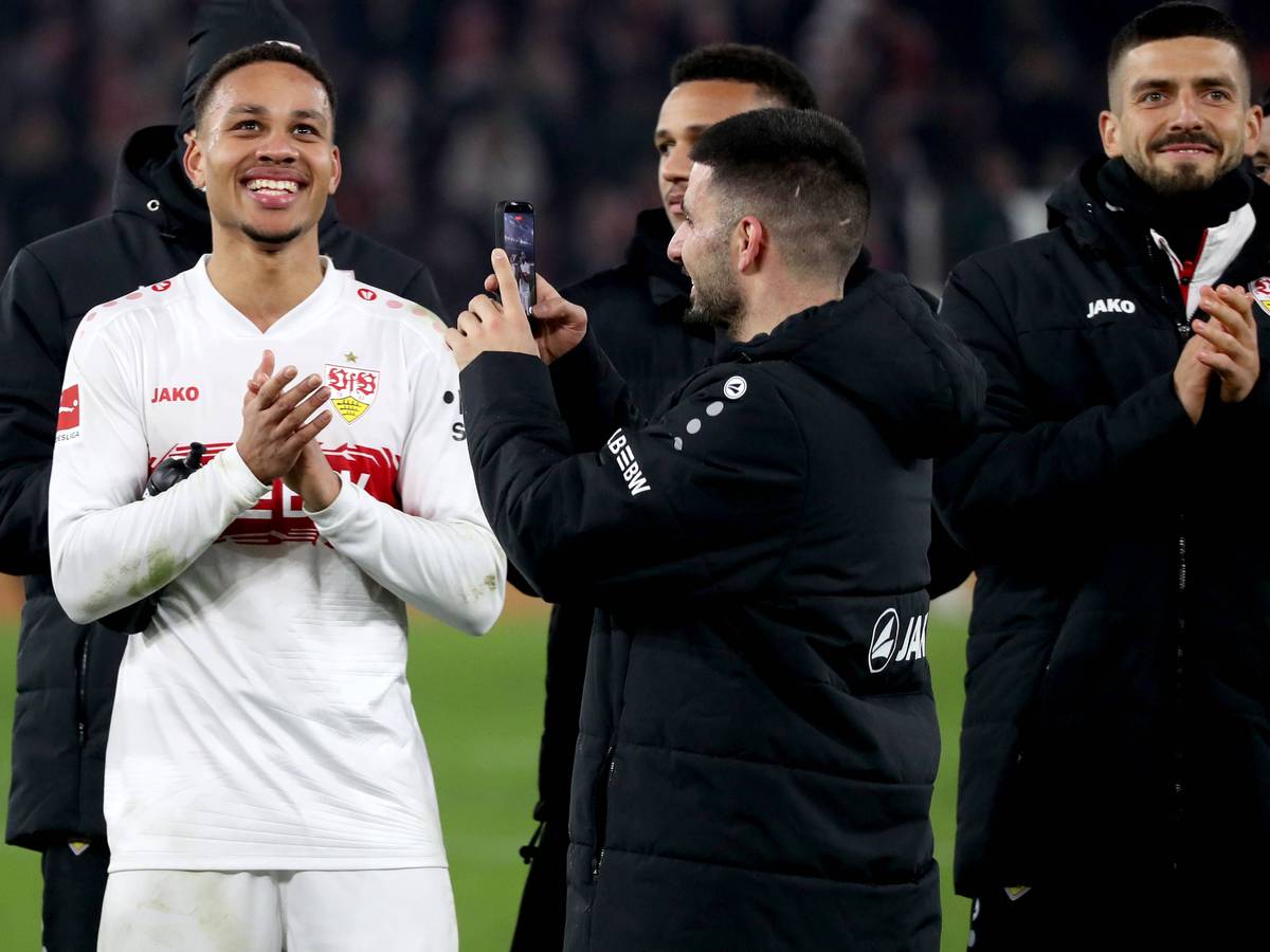 Deniz Undav (r.) filmt seinen Teamkollegen Nikolas Nartey beim Jubel in der Fankurve nach dem Spiel gegen Eintracht Frankfurt.