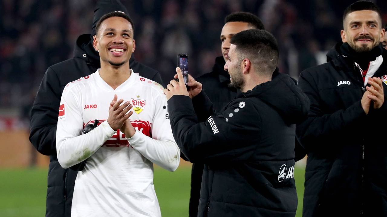 Deniz Undav (r.) filmt seinen Teamkollegen Nikolas Nartey beim Jubel in der Fankurve nach dem Spiel gegen Eintracht Frankfurt.