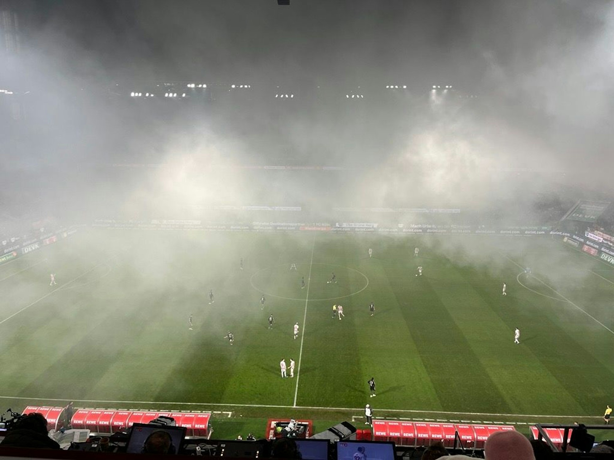 Nach der Pyroshow der FC-Fans war zu viel Nebel im Stadion.