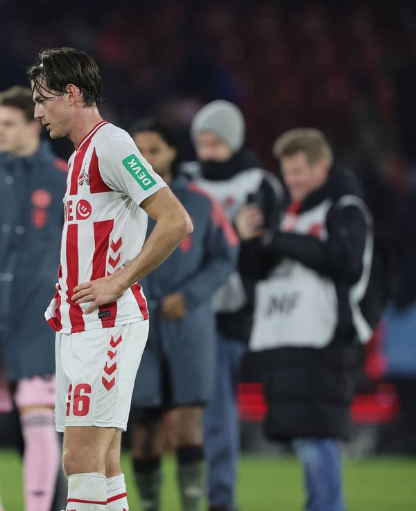 Jakub Kaminski schaut nach der 1:3-Niederlage des 1. FC Köln gegen den FC Bayern enttäuscht auf den Platz.