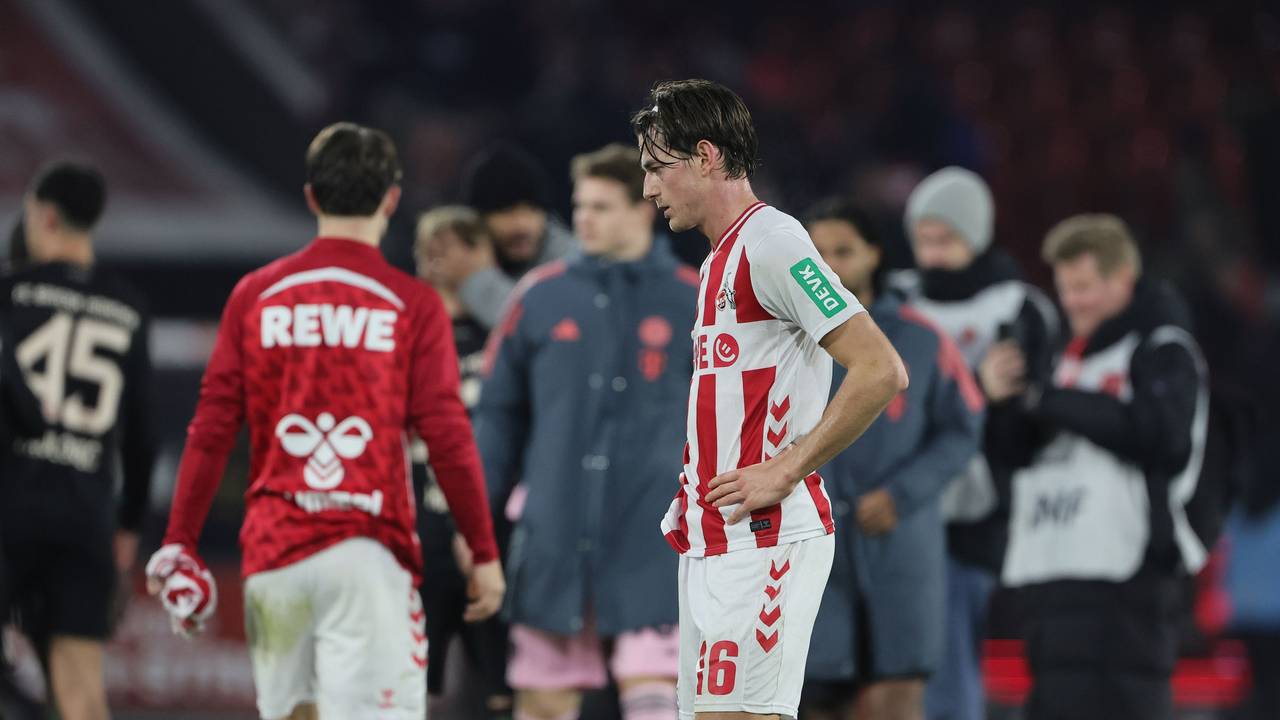 Jakub Kaminski schaut nach der 1:3-Niederlage des 1. FC Köln gegen den FC Bayern enttäuscht auf den Platz.