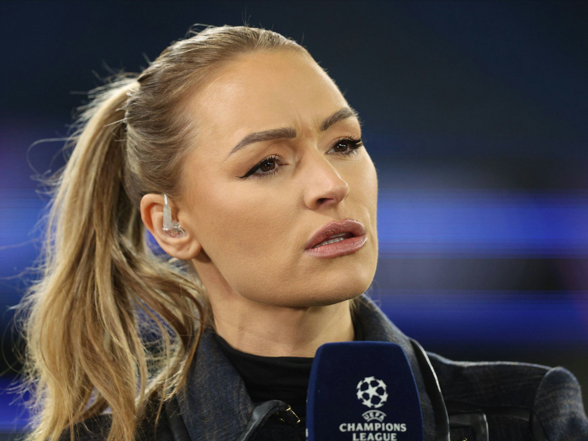 Laura Woods mit Mikro in der Hand.