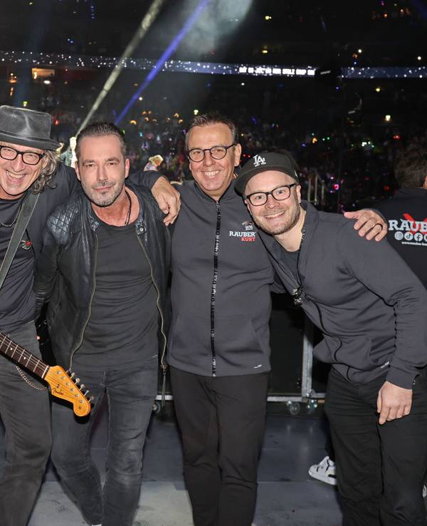 Die Band Räuber steht zum Gruppenbild in der Lanxess-Arena.