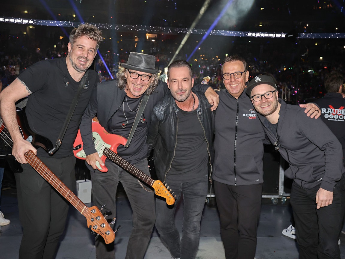 Die Band Räuber steht zum Gruppenbild in der Lanxess-Arena.