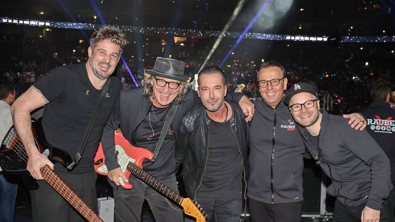 Die Band Räuber steht zum Gruppenbild in der Lanxess-Arena.
