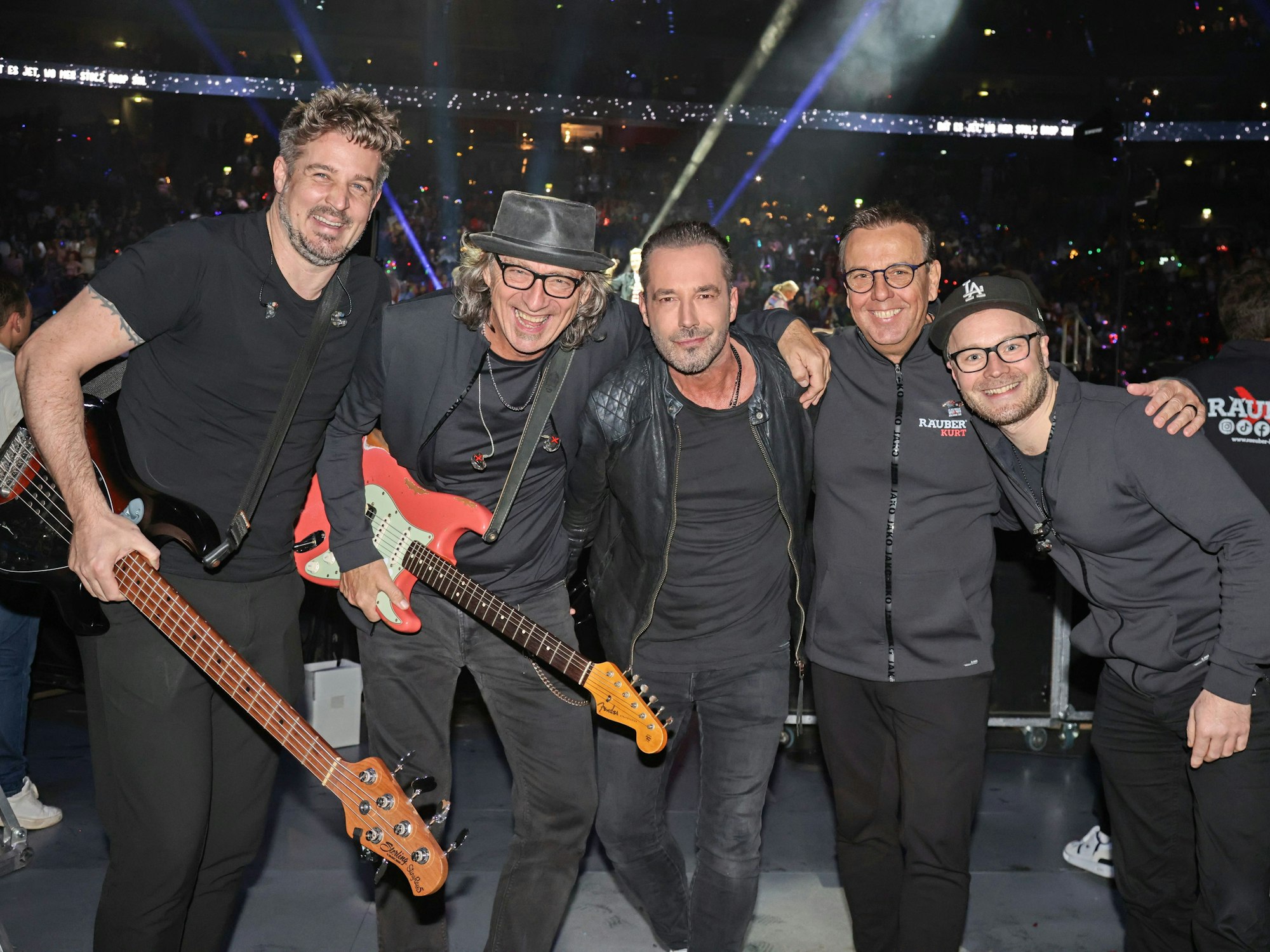 Die Band Räuber steht zum Gruppenbild in der Lanxess-Arena.