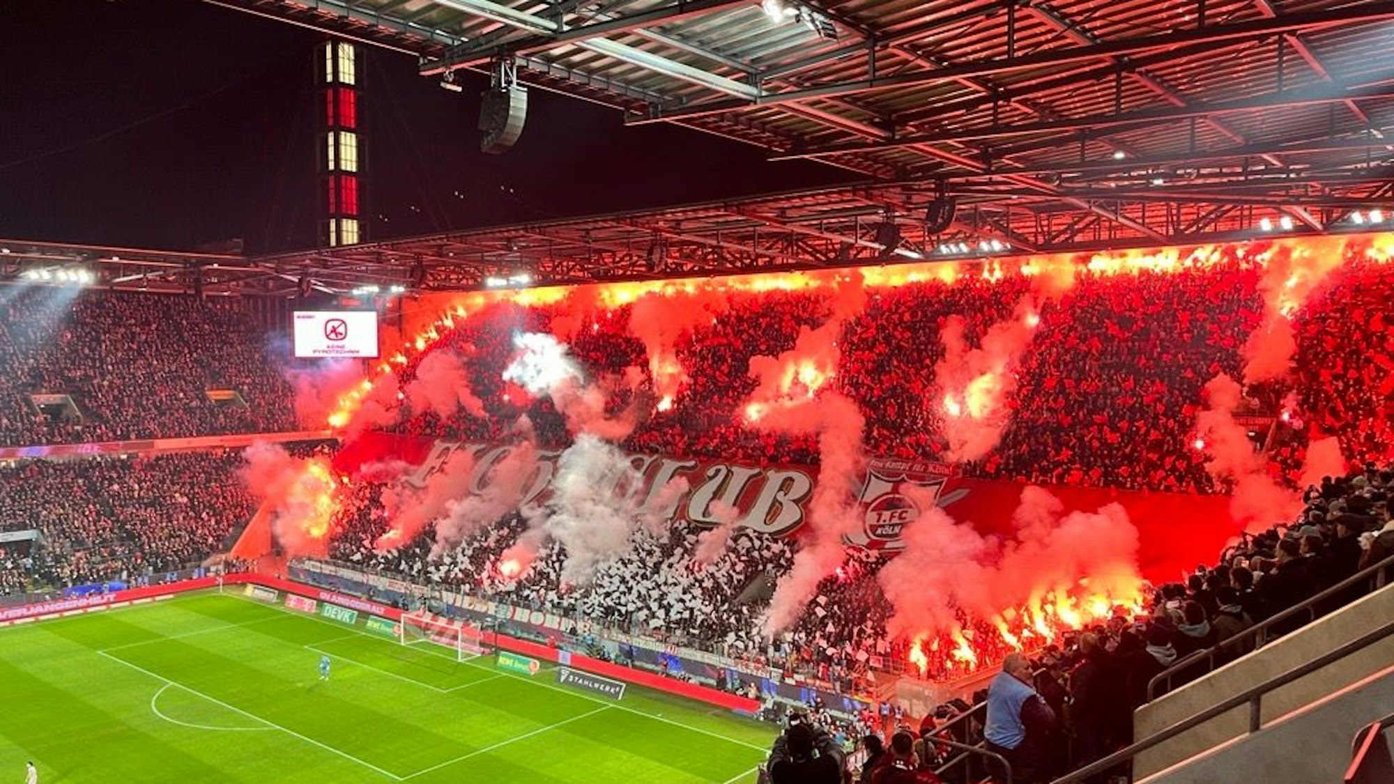 Pyro bei den Fans des 1. FC Köln.