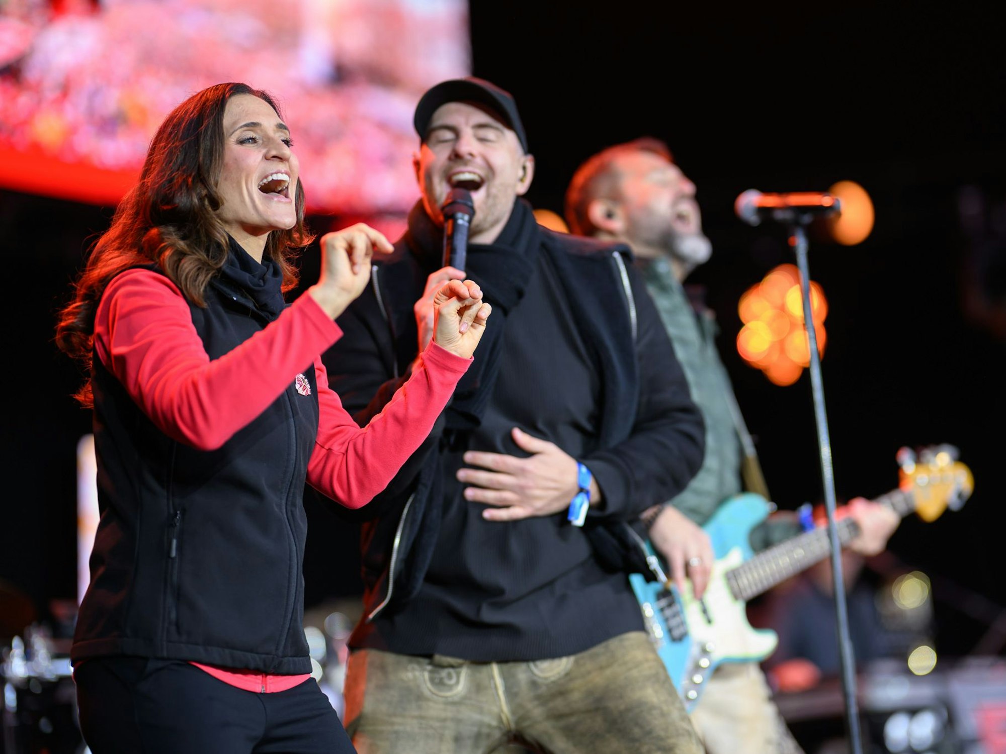Gebärdendolmetscherin Aline Ackers beim Auftritt einer Band.