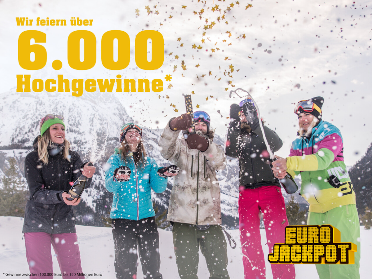 Fünf Personen stehen im Schnee, freuen sich und schießen Konfetti in die Luft. Am linken Bildrand ist der Schriftzug "Wir feiern über 6.000 Hochgewinne" zu sehen.