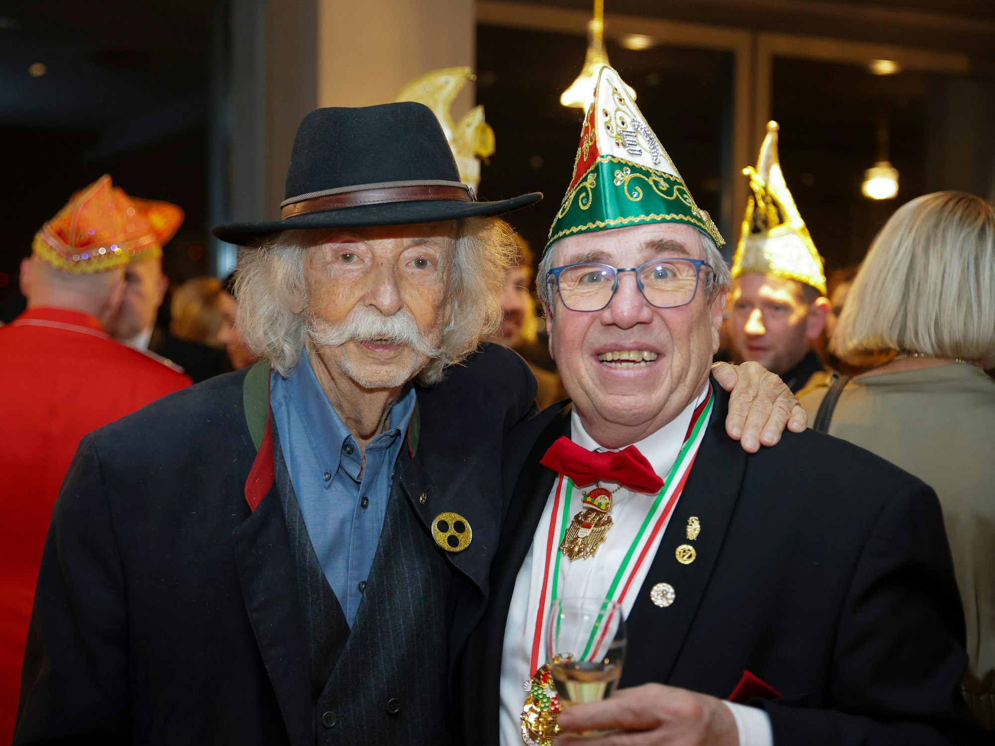 Jean Pütz (l.) mit Theo Schäfges, Ehrenpräsidenten KG „Fidele Zunftbrüder“.