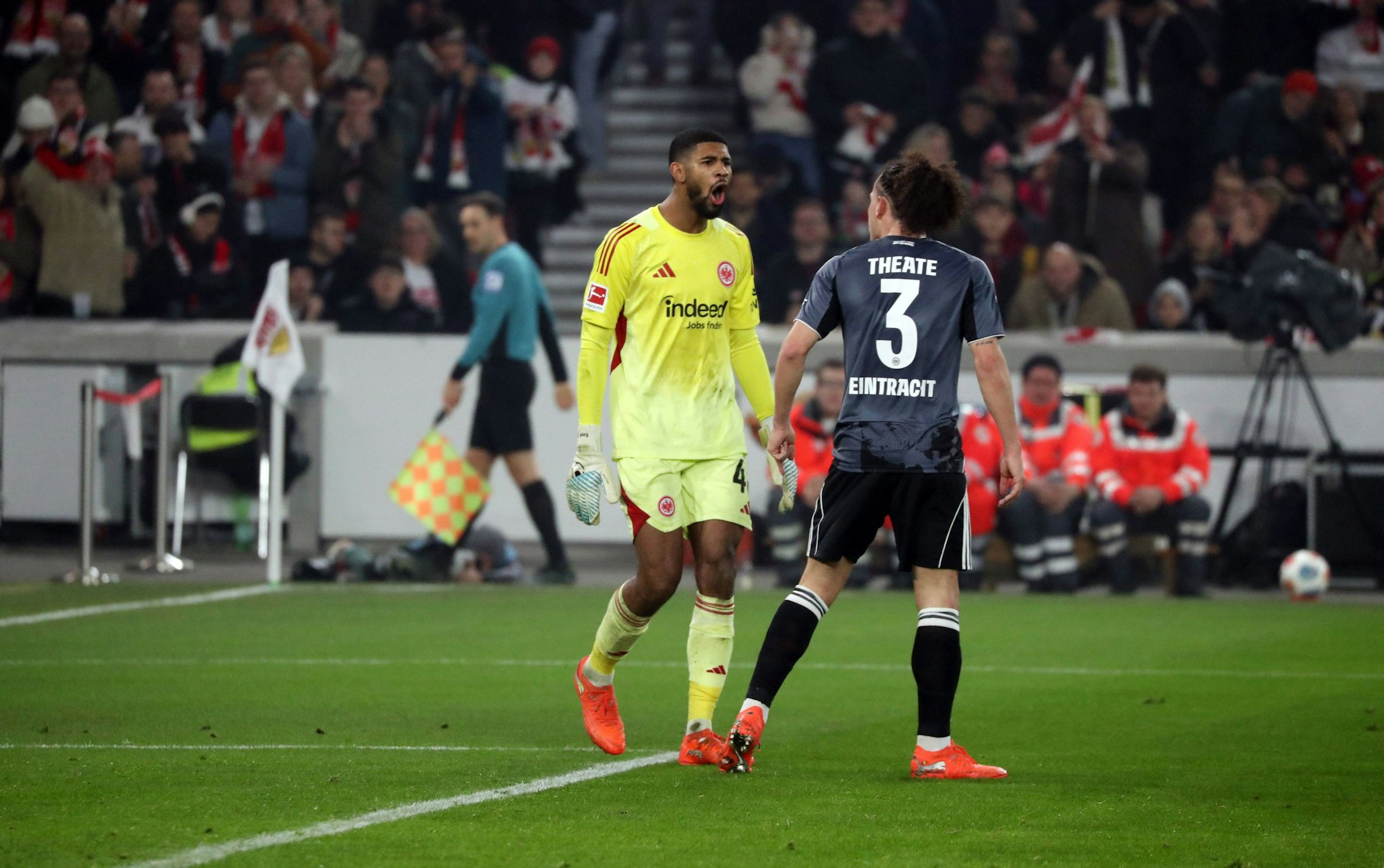 Arthur Theate schimpft mit Kaua Santos.