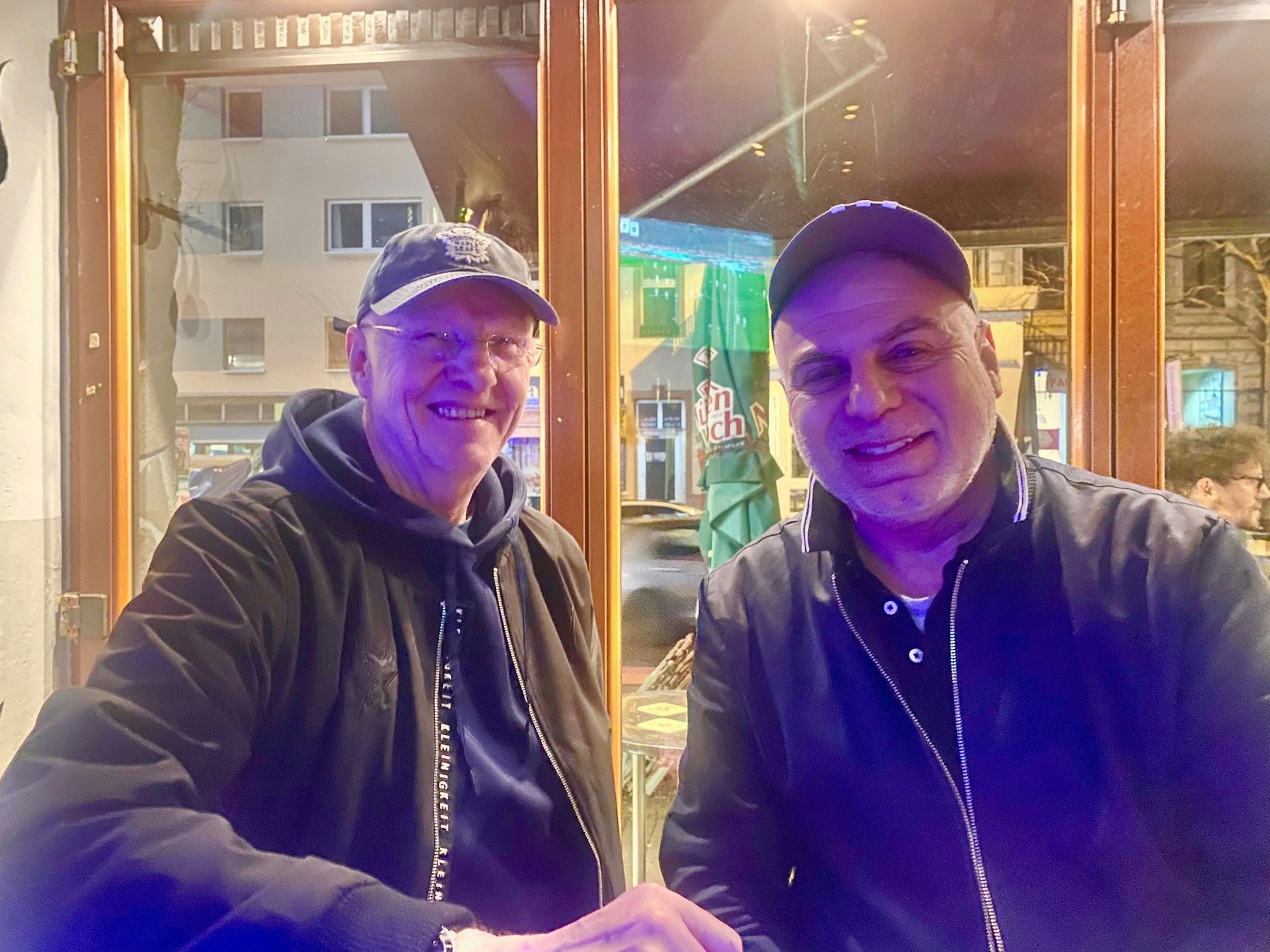 Kari Jalonen und Ayhan Demirci in einer Kneipe.