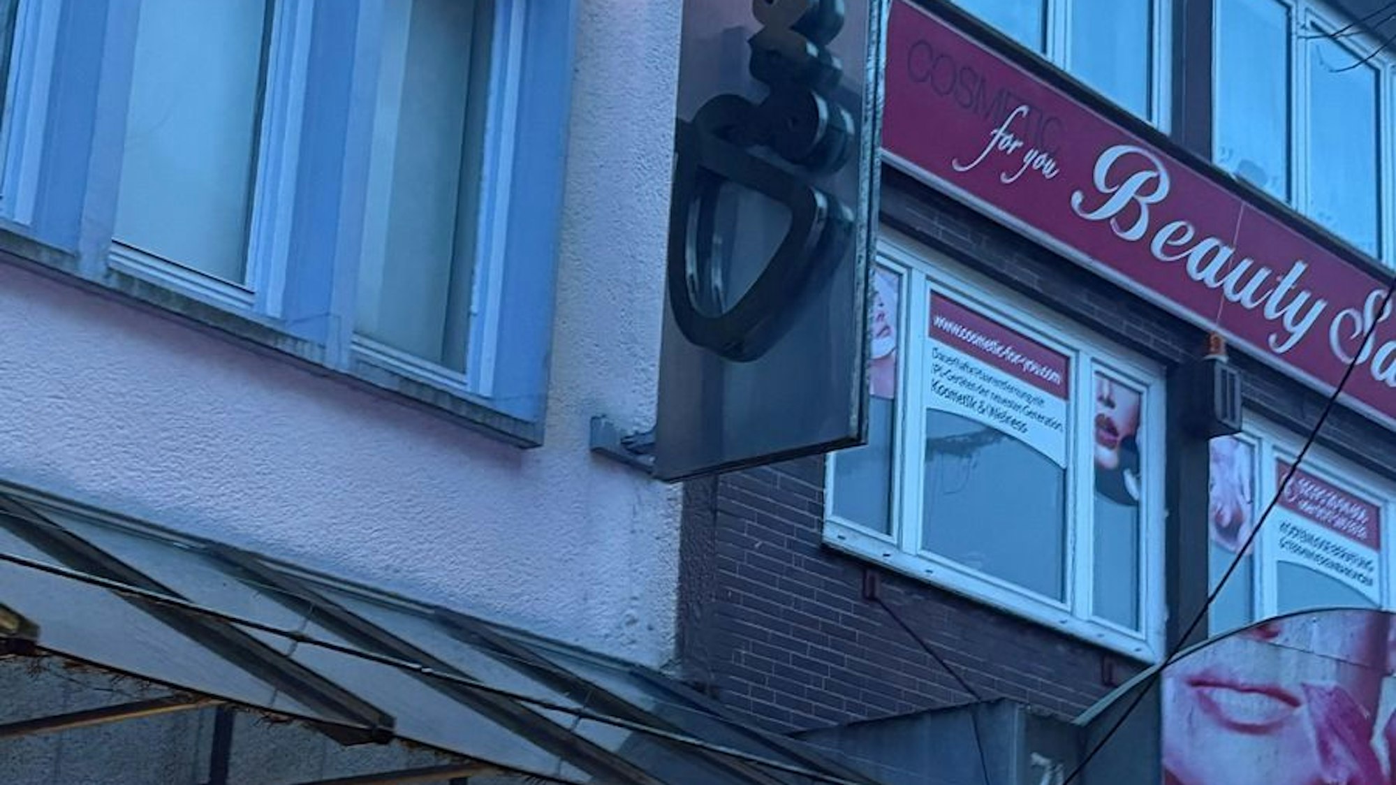 Ein brennendes Werbeschild an einer Hausfassade in Remscheid.