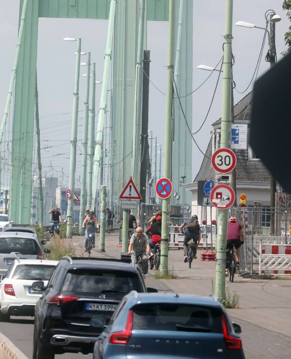Autos fahren in beide Richtungen über die Mülheimer Brücke